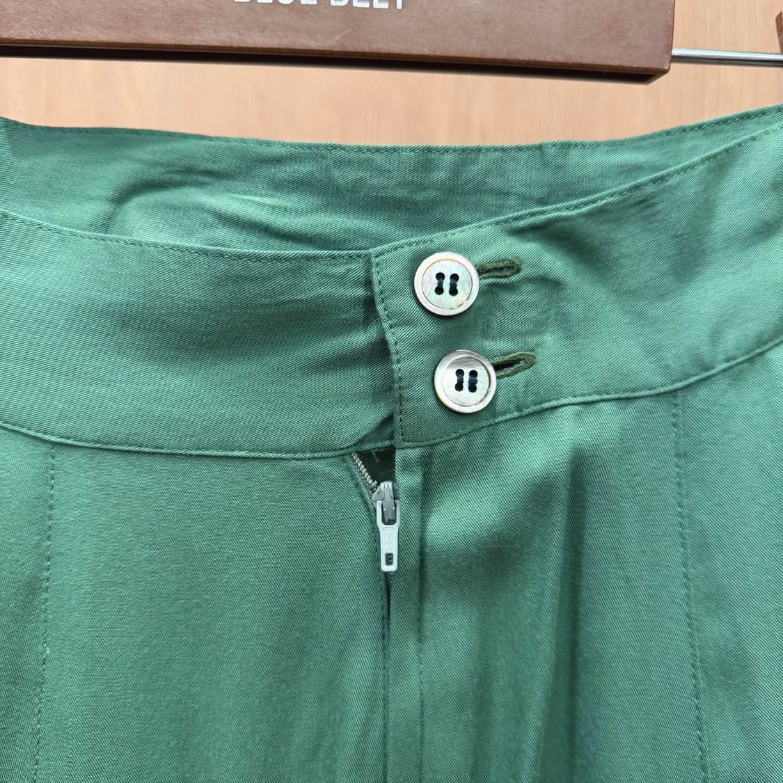 요지 야마모토 롱 스커트 사이드 포켓 백 투 버튼 디테일 플레어핏 그린 상품이미지6