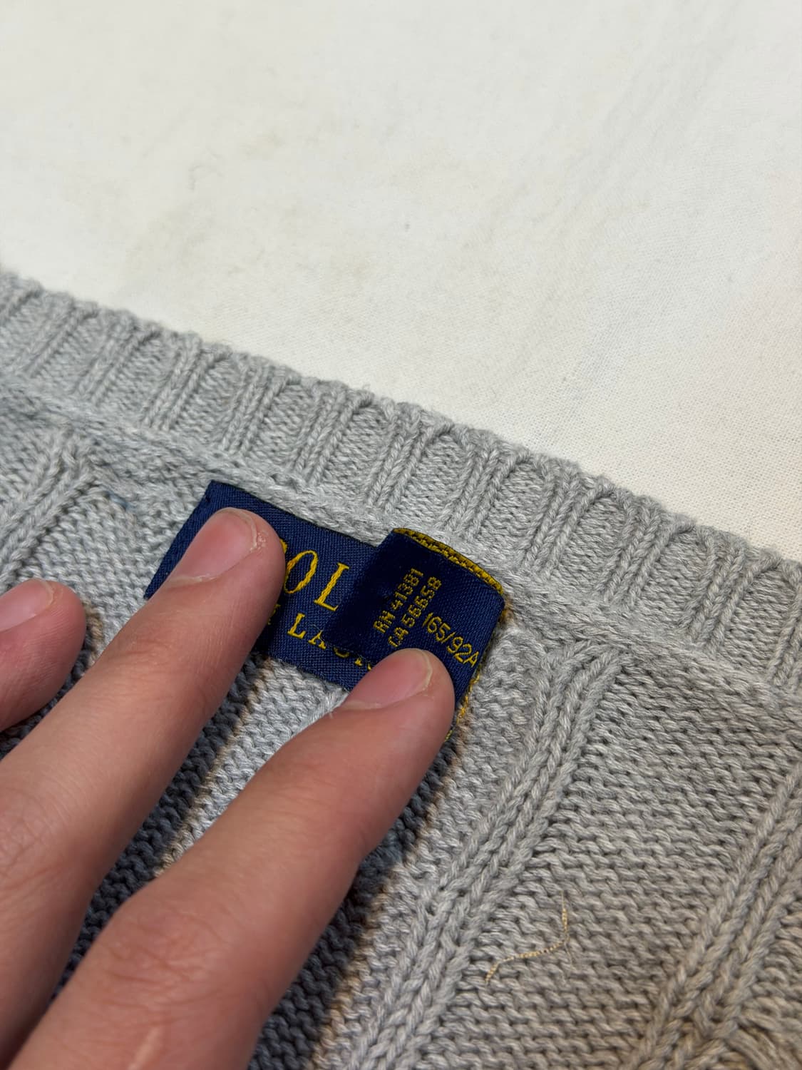 폴로 랄프로렌 딱붙핏 브이넥 꽈뱌기 케이블 니트 그레이 상품이미지3