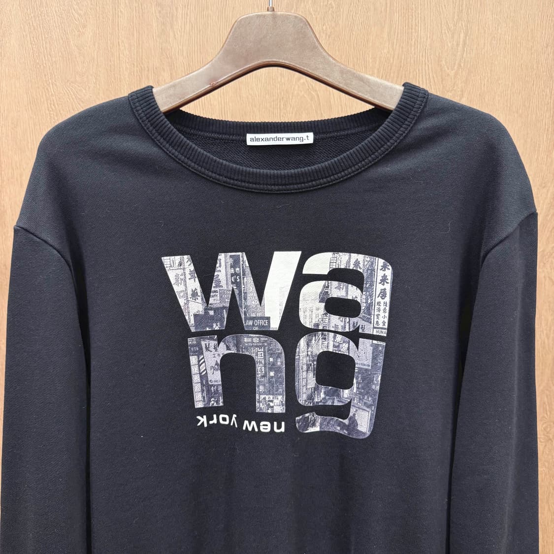 알렉산더왕 맨투맨 전면 빅 로고 그래픽 프린팅 디테일 블랙 상품이미지4