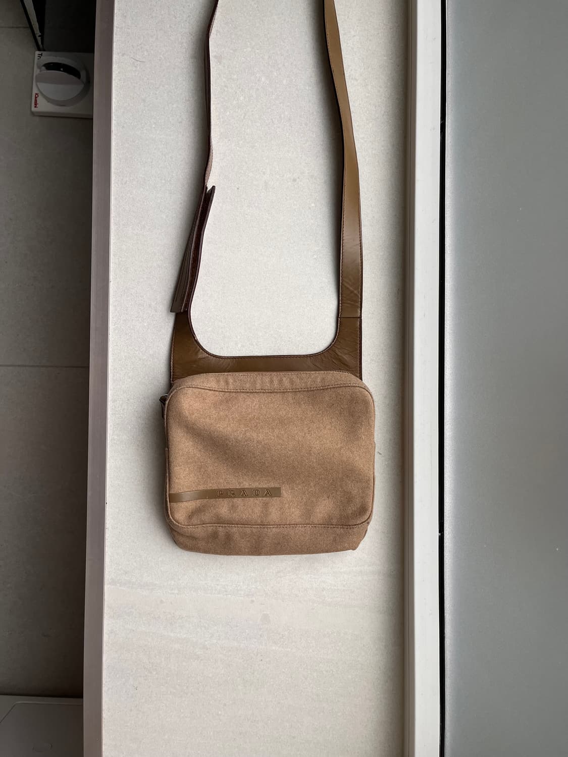 프라다 스웨이드 레더스트랩 크로스백 상품이미지3