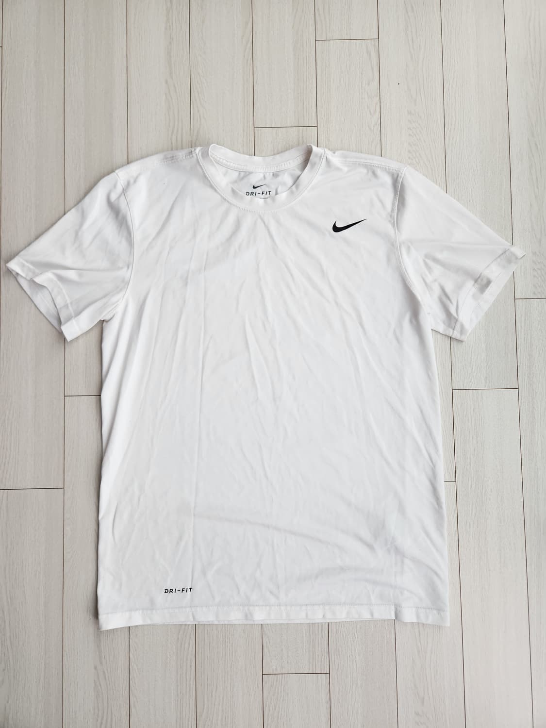 나이키 드라이핏 화이트 반팔 티셔츠 사이즈M

오염 하자없이 깨끗해요^^ 상품이미지1