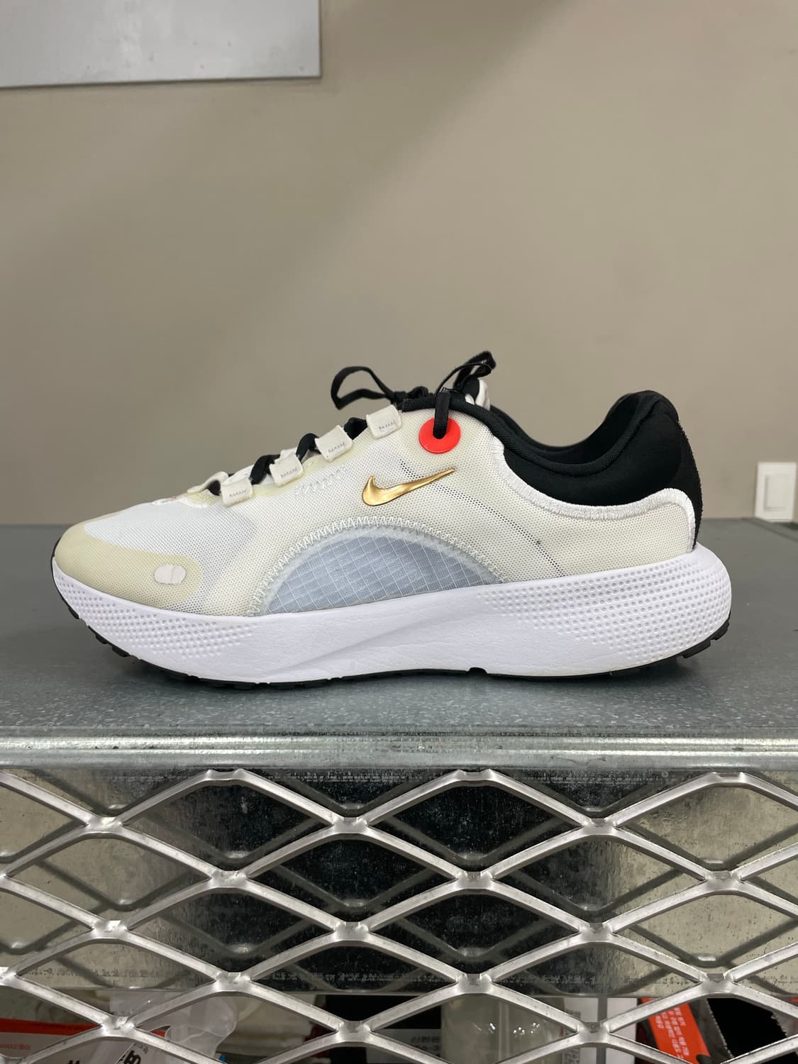 나이키 리액트 이스케이프 런 250 상품이미지1