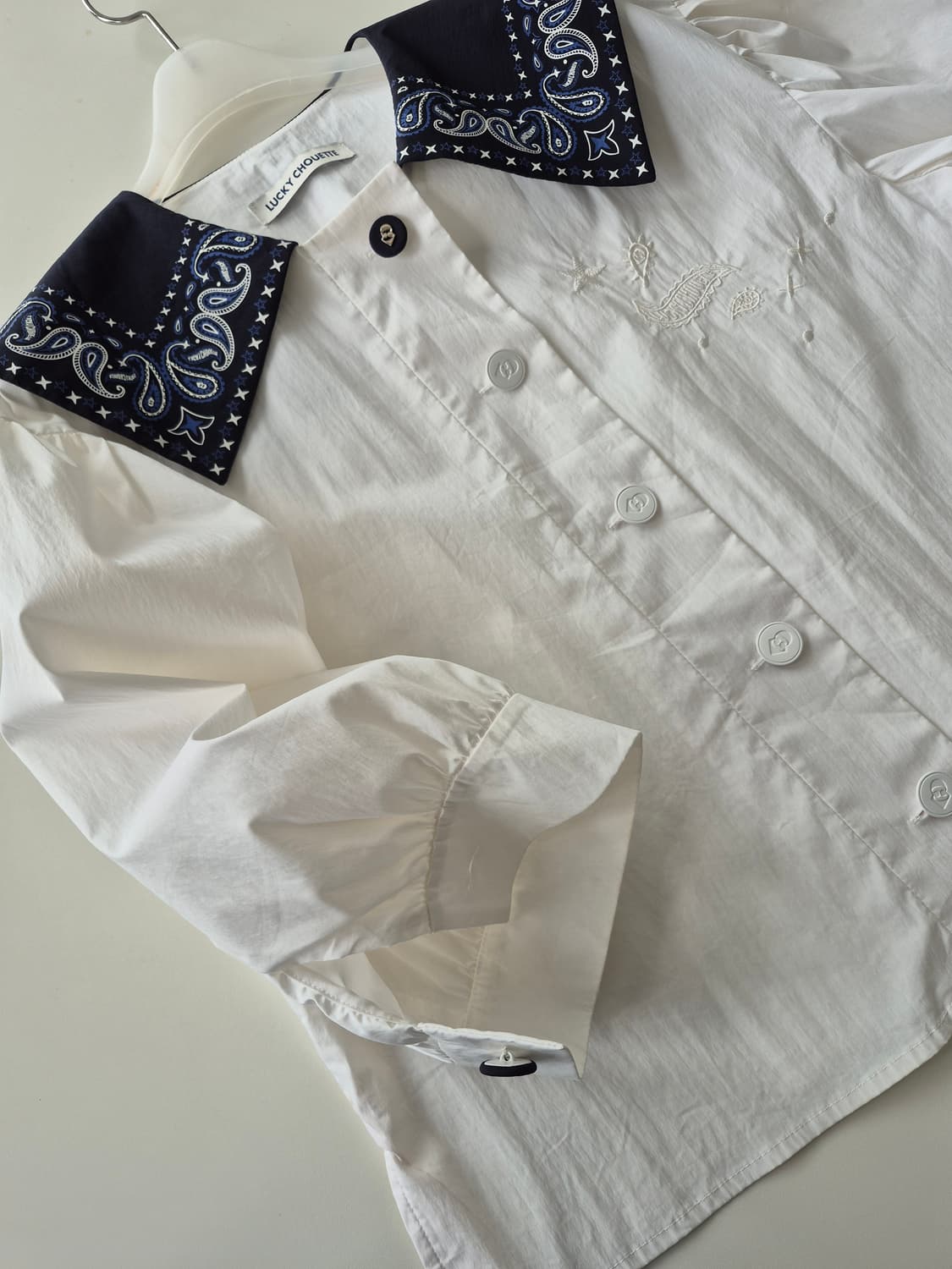 럭키슈에뜨 페이즐리 카라 화이트 블라우스 상품이미지9