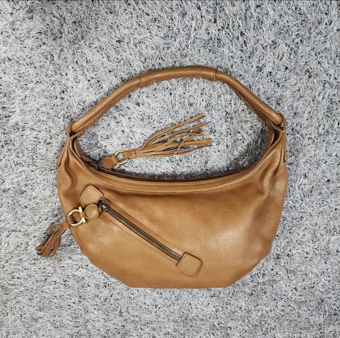 페라가모 레더 숄더백 상품이미지1