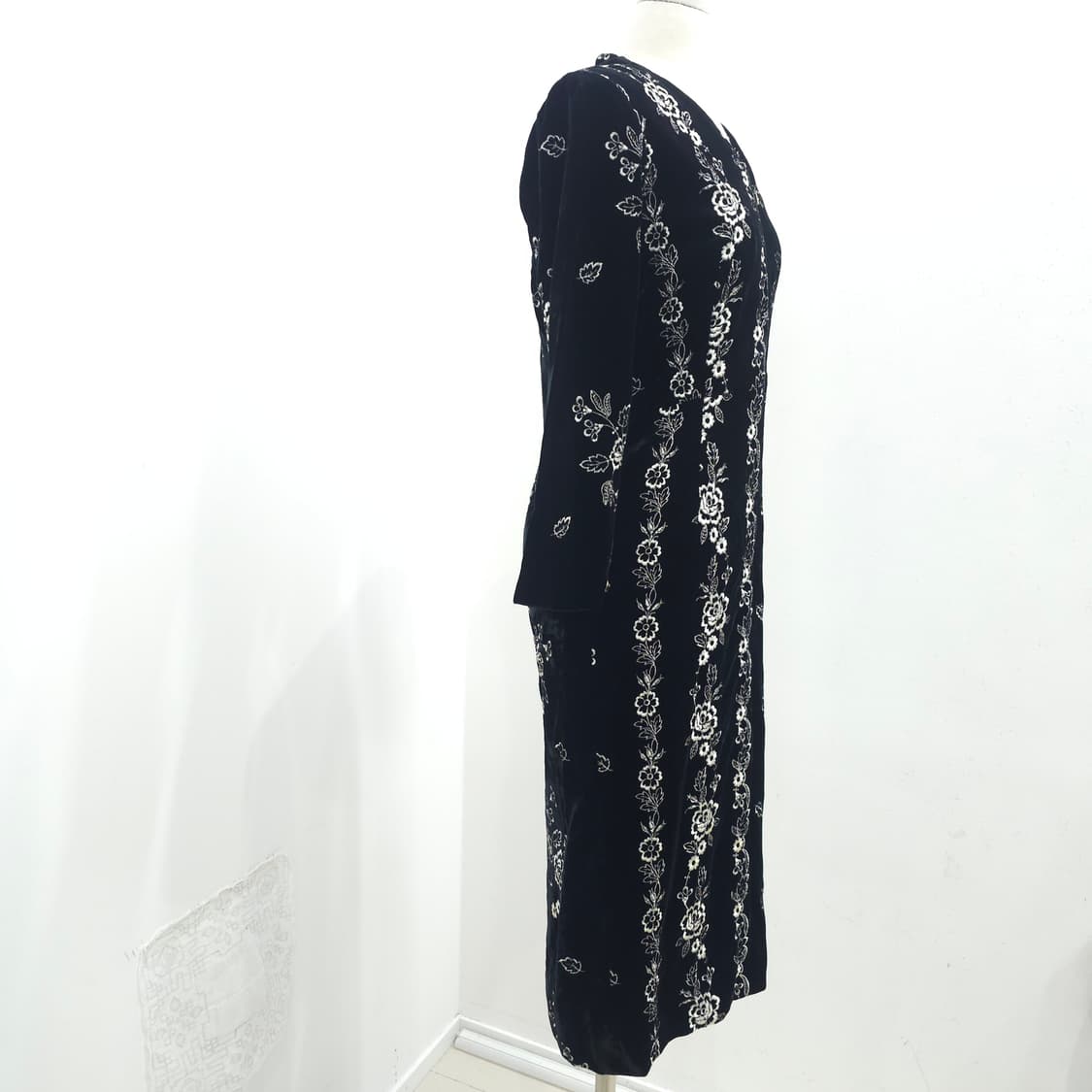 블랙 벨벳 화이트 플라워 자수 원피스 상품이미지2