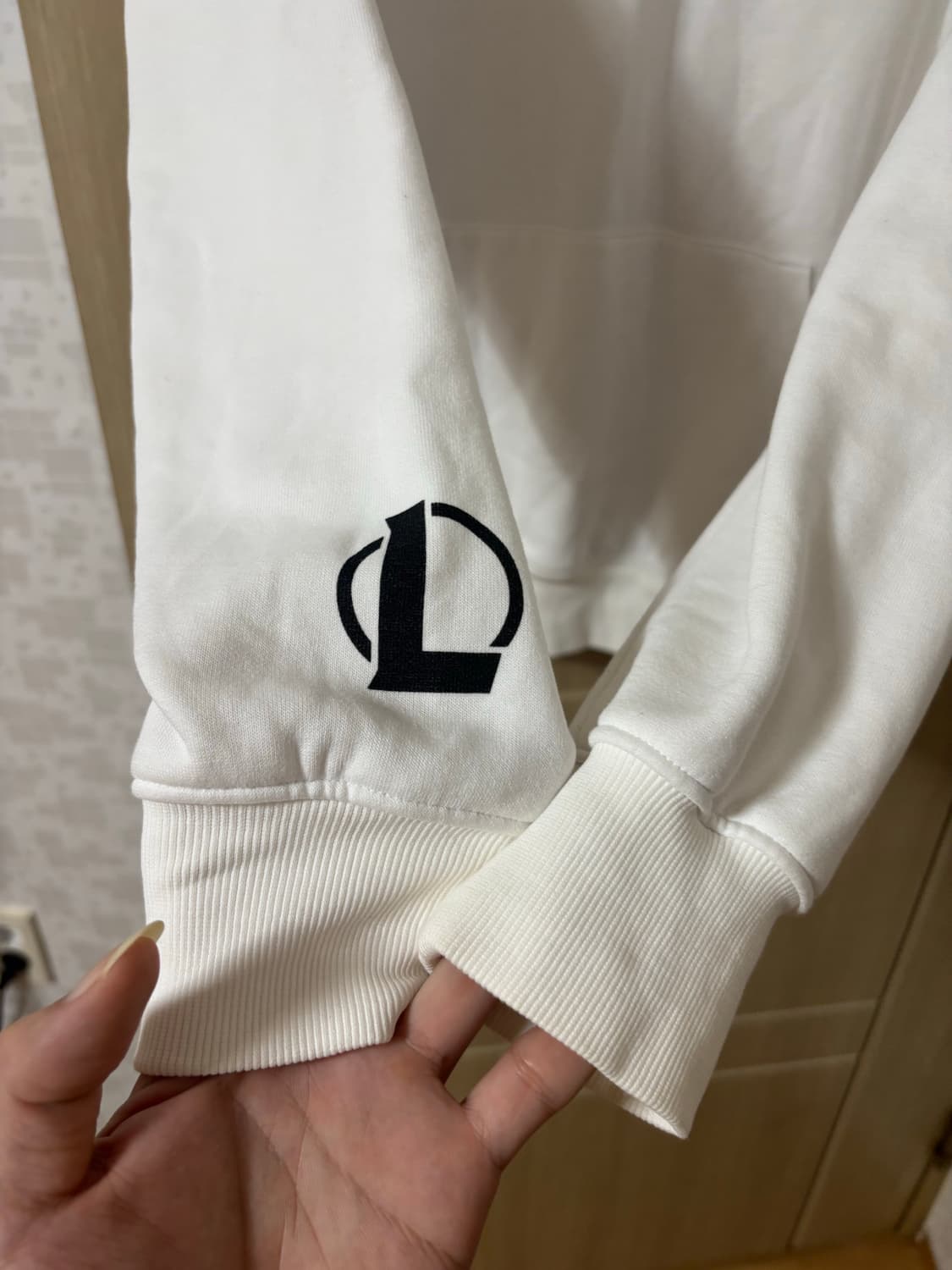 H&M x 리그오브레전드 야스오 흰색 후드티 상품이미지5