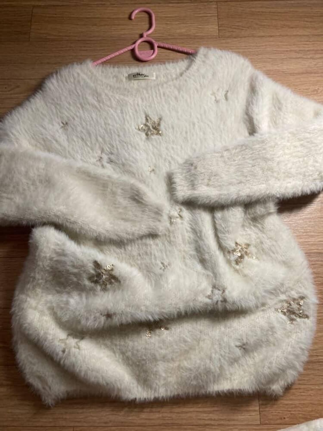 Esther 브랜드의 별 장식 에코퍼 니트입니다 상품이미지2