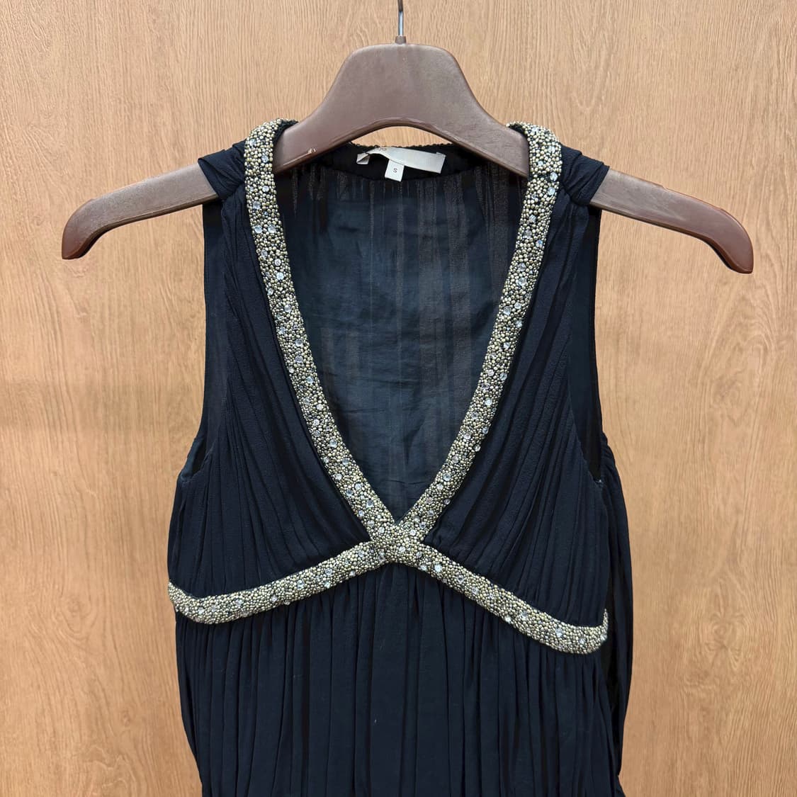 마쥬 슬리브리스 블라우스 브이넥 골드 비즈 트리밍 레이스 디테일 블랙 상품이미지4