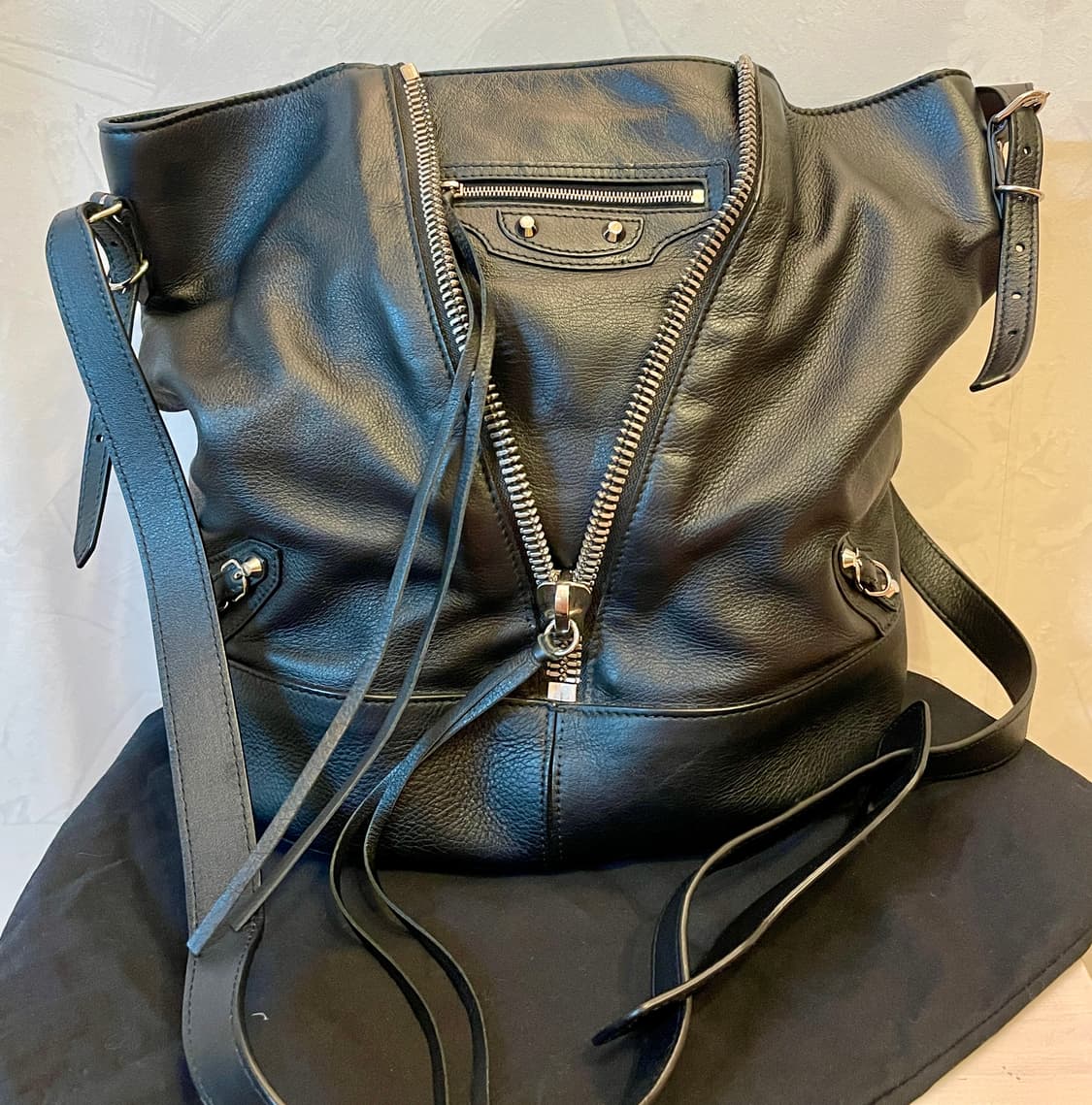 발렌시아가Balenciaga 파피에르 바이커 버킷백 블랙 상품이미지1