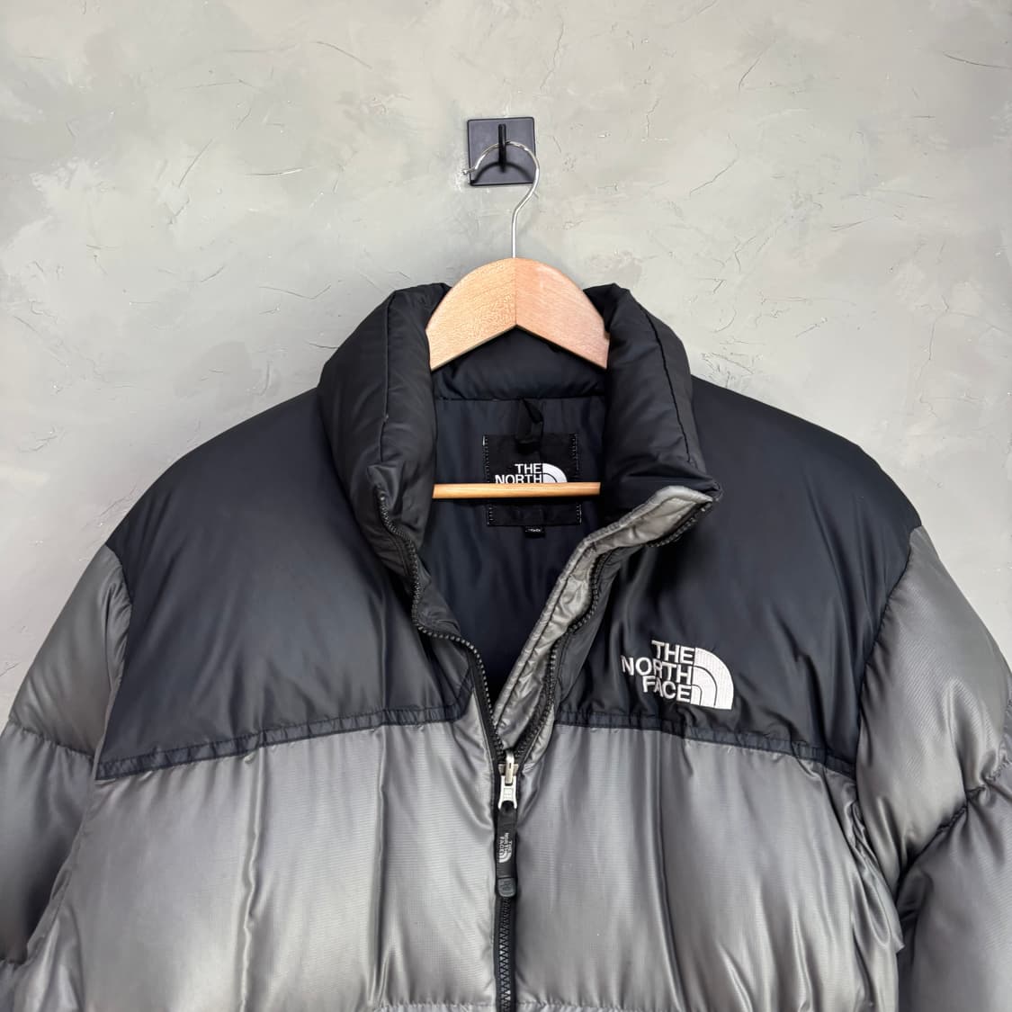 노스페이스 700 눕시 구스다운 패딩 다크 그레이 상품이미지2