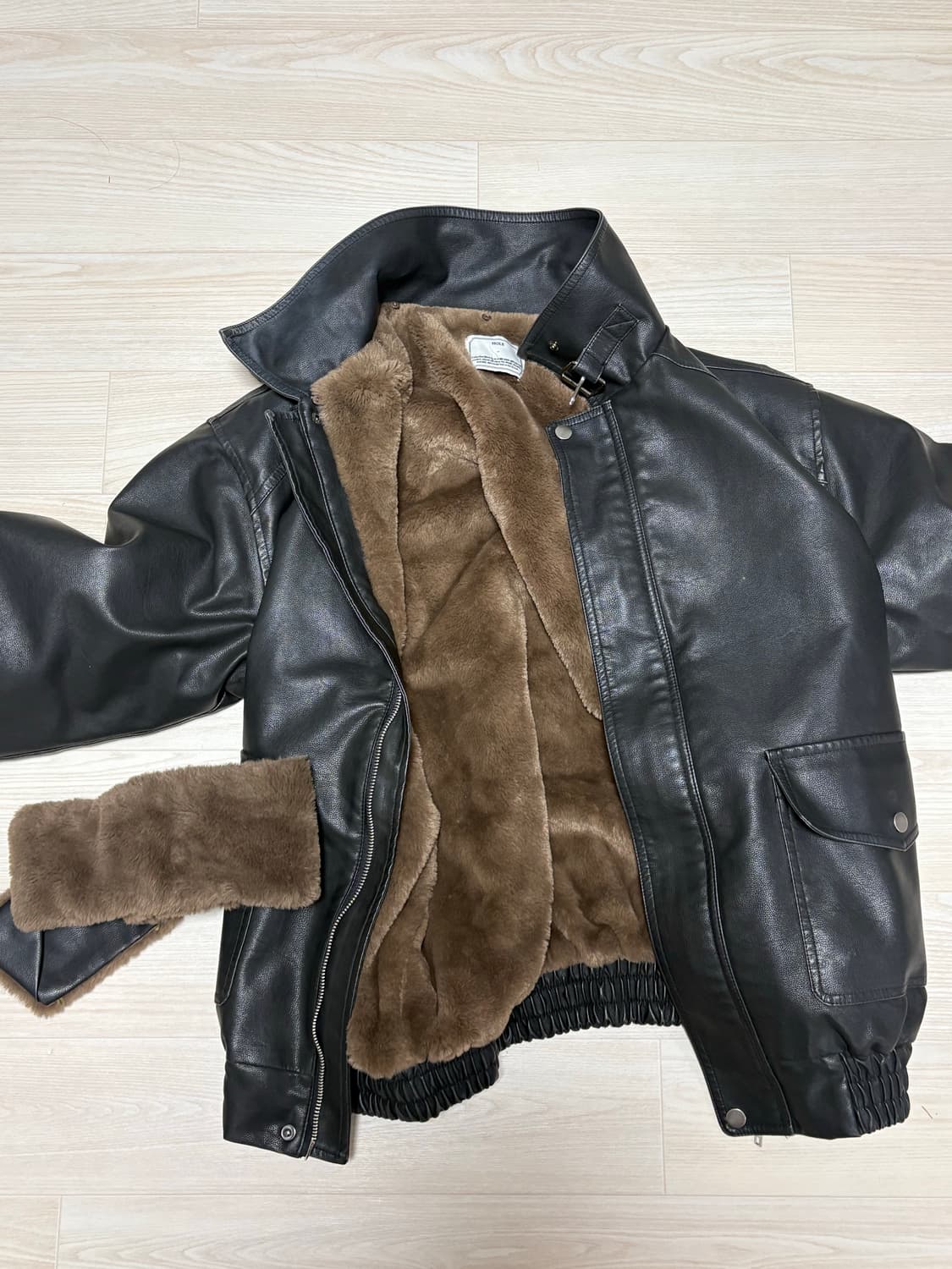 Blackup 블랙업 (UNISEX) 페인드 버클 레더 무스탕 상품이미지4