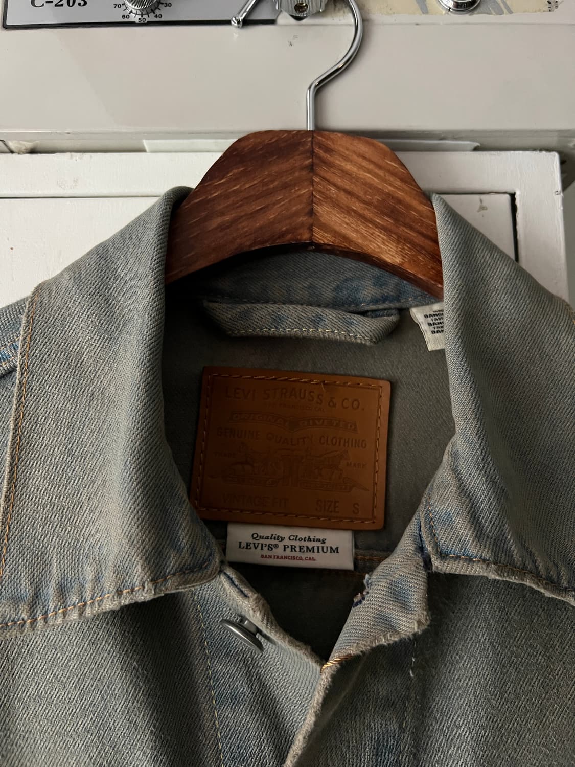 [S]리바이스 그레이 워싱 데님 트러커 자켓 상품이미지2