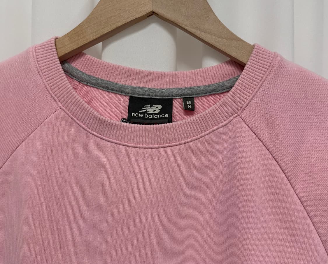 뉴발란스 스몰로고 맨투맨 핑크 상품이미지8