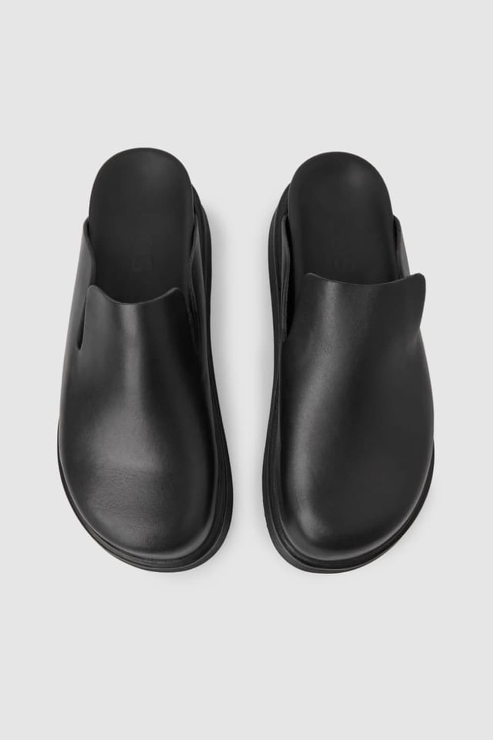 코스 컷아웃 레더 뮬 블랙 상품이미지6