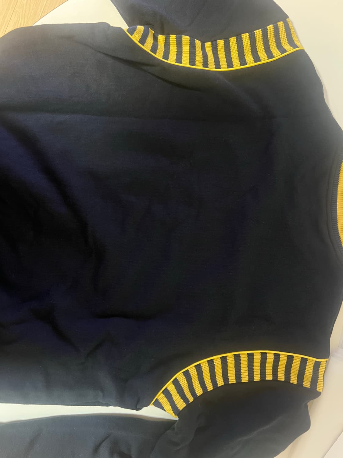 JW Anderson 블랙/옐로우 스트라이프 맨투맨 상품이미지3