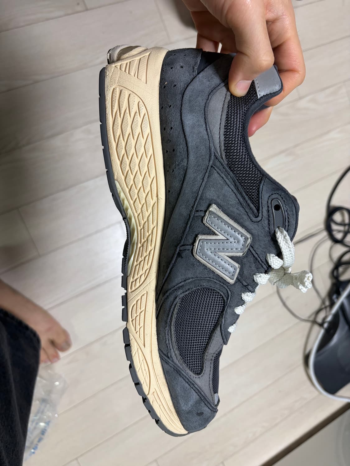 뉴발란스 2002R 스페셜 빈티지 블랙 그레이 판매합니다. 상품이미지2