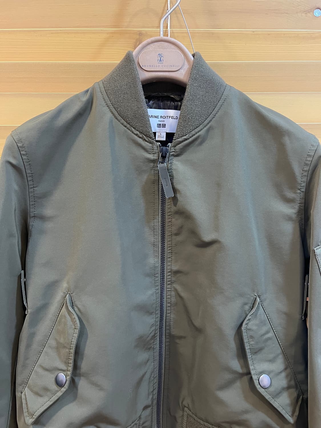 유니클로xCARINE ROITFELD 콜라보 여성 카키 봄버점퍼 크롭점퍼 상품이미지1