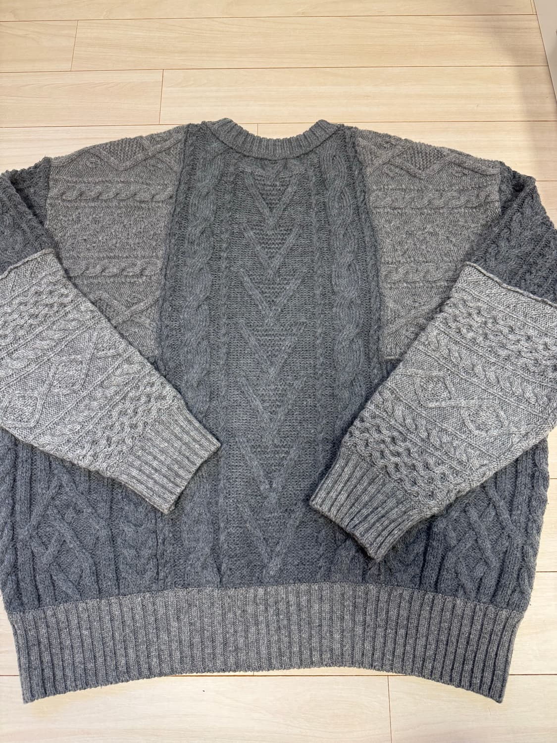 Softhyphen 패치워크 크루넥 니트 그레이 상품이미지4