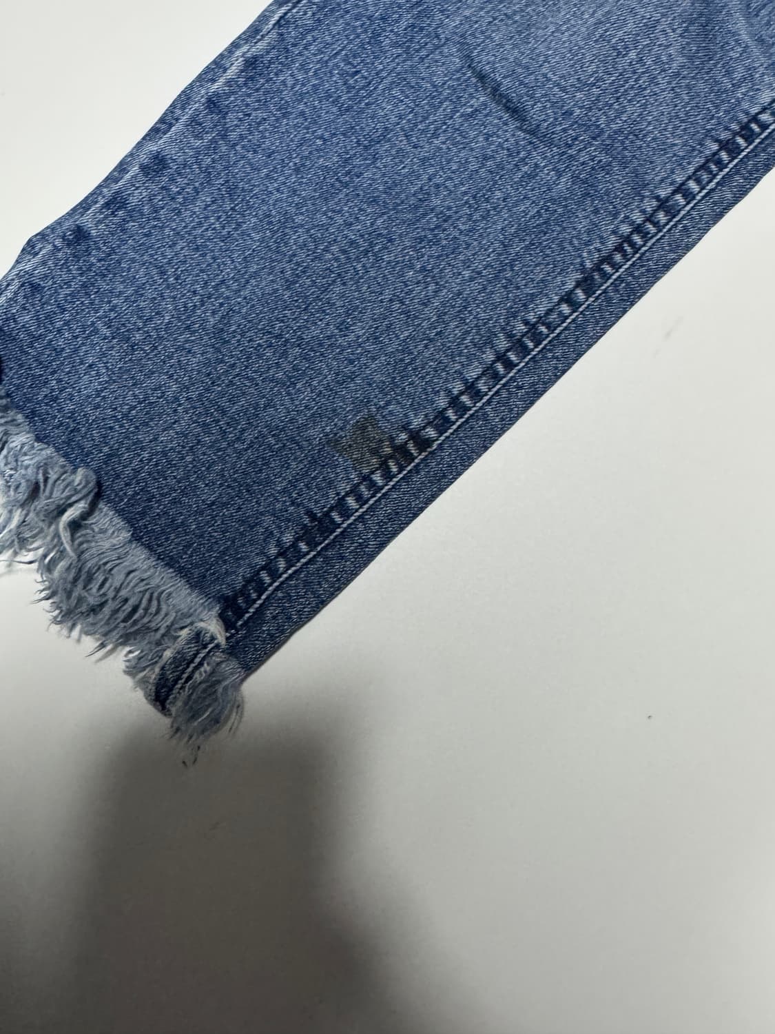 여성 써스데이아일랜드 밑단 스크래치 데님팬츠 상품이미지5