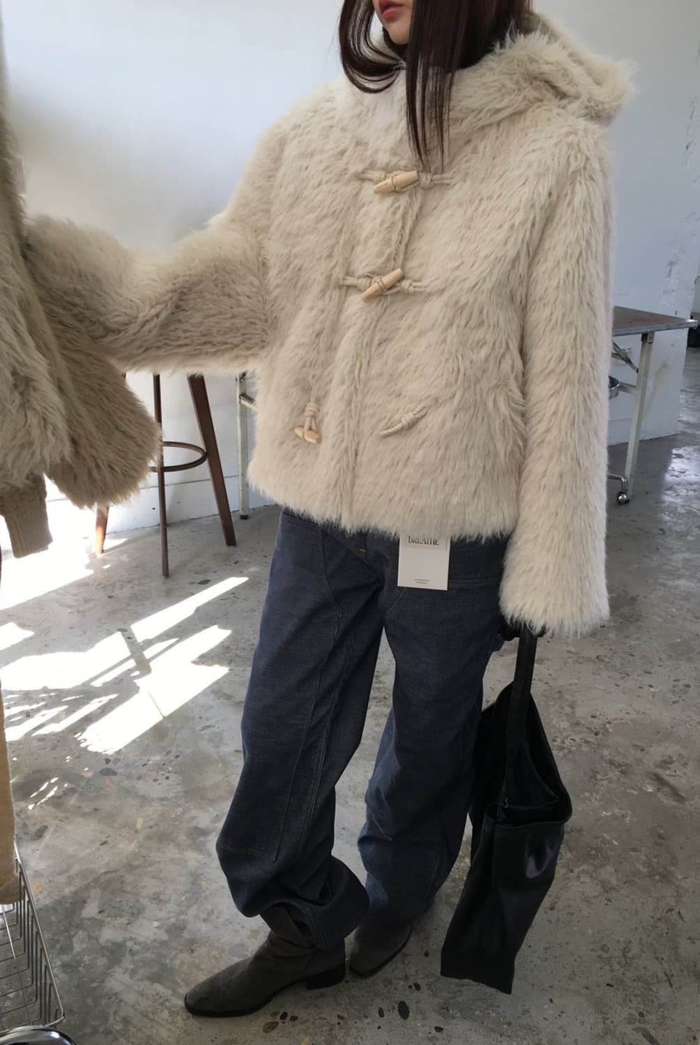 The Breathe 24 F/W 램 토글 무스탕 블랙 상품이미지7