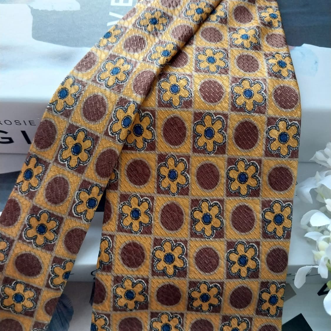 지방시 실크 진노랑 플라워 패턴 넥타이 9.5cm A+등급 K1470

 상품이미지3