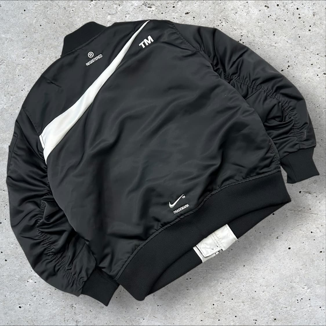 [XL] 나이키 써마핏 스우시 블랙/화이트 봄버 자켓 상품이미지4