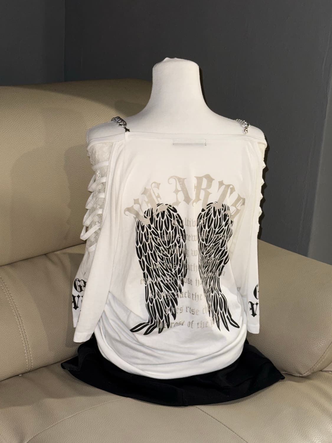 Dig deep wings detail off-shoulder top 상품이미지1