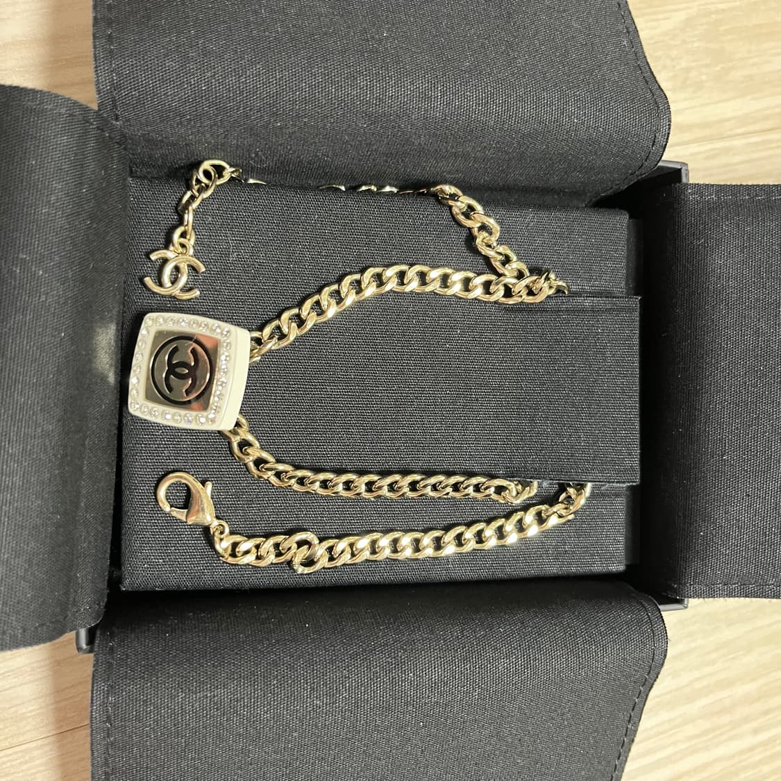 샤넬 22시즌 스퀘어 레진 네크리스 초커 상품이미지3