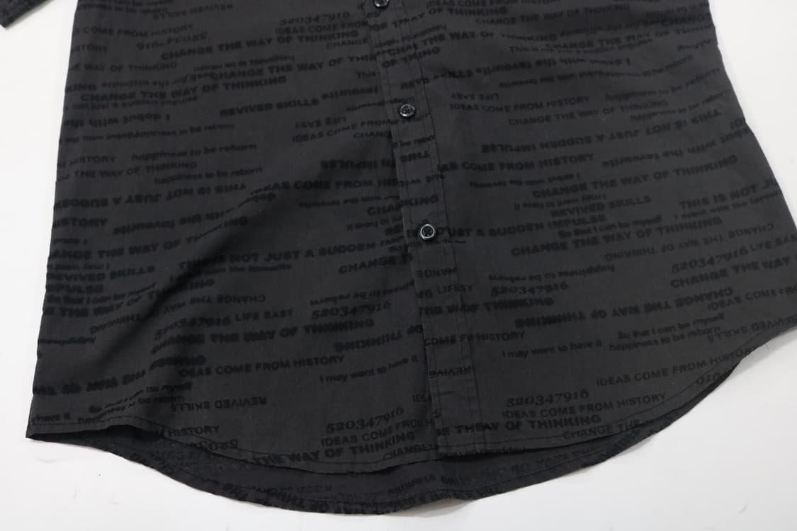 모더엠 타이포그래피 올오버 프린트 블랙 반팔 셔츠 (L) 상품이미지4