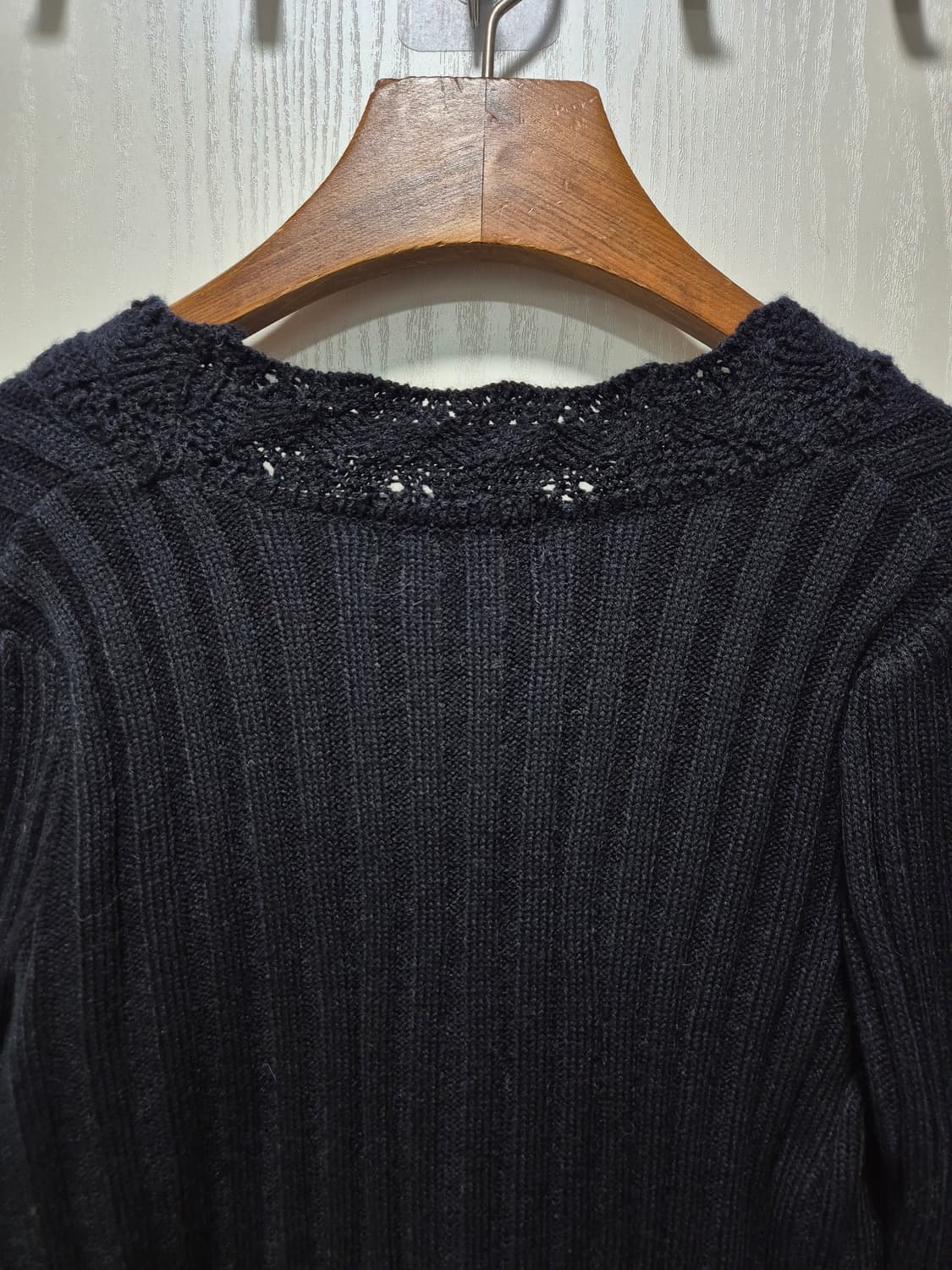 THE LAYRA 진주 버튼 가디건 블랙 상품이미지6