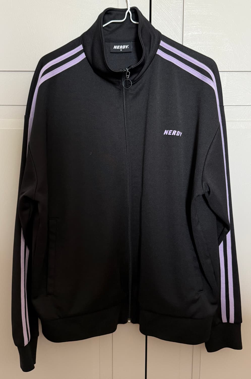 널디 트랙탑 검정/라벤더 M사이즈 상품이미지1