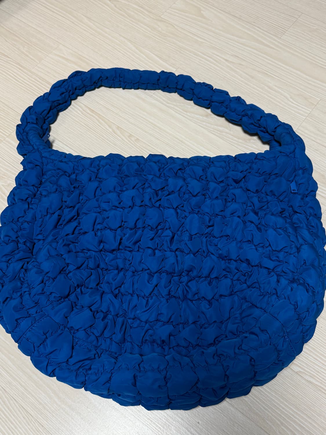 COS 오버사이즈 퀼티드 구름백 블루 판매 상품이미지1