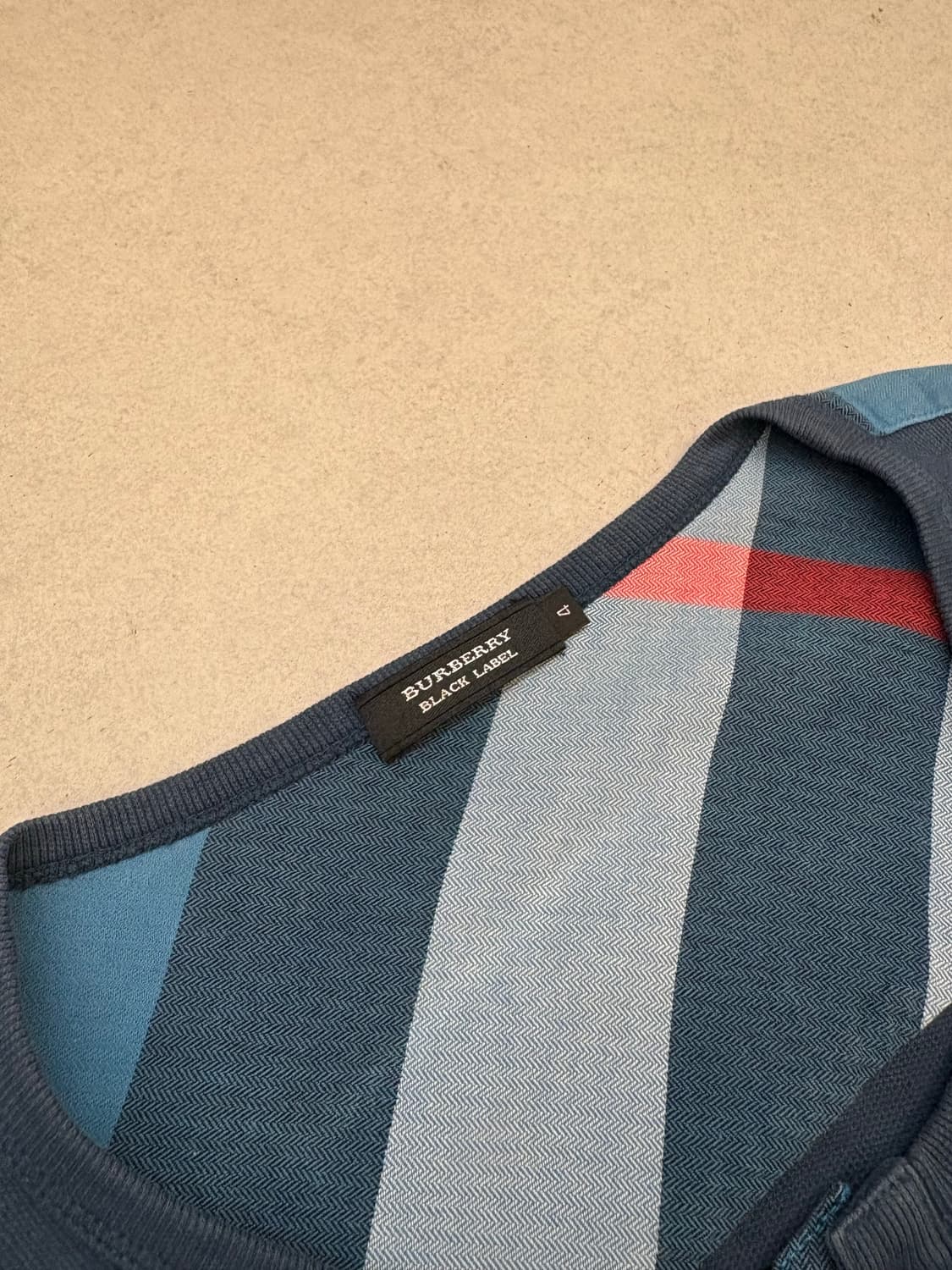 버버리 블랙라벨 체크숄더 헨리넥 롱슬리브 상품이미지5