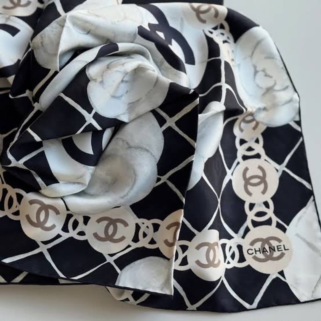 샤넬 까멜리아 스카프 블랙 상품이미지4