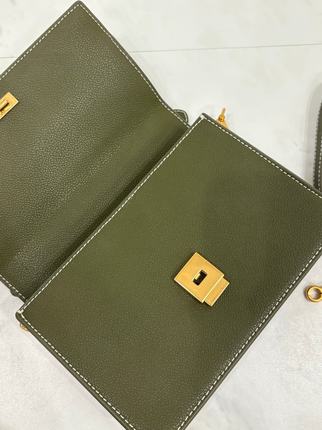 charles&keith 스윙백 상품이미지4