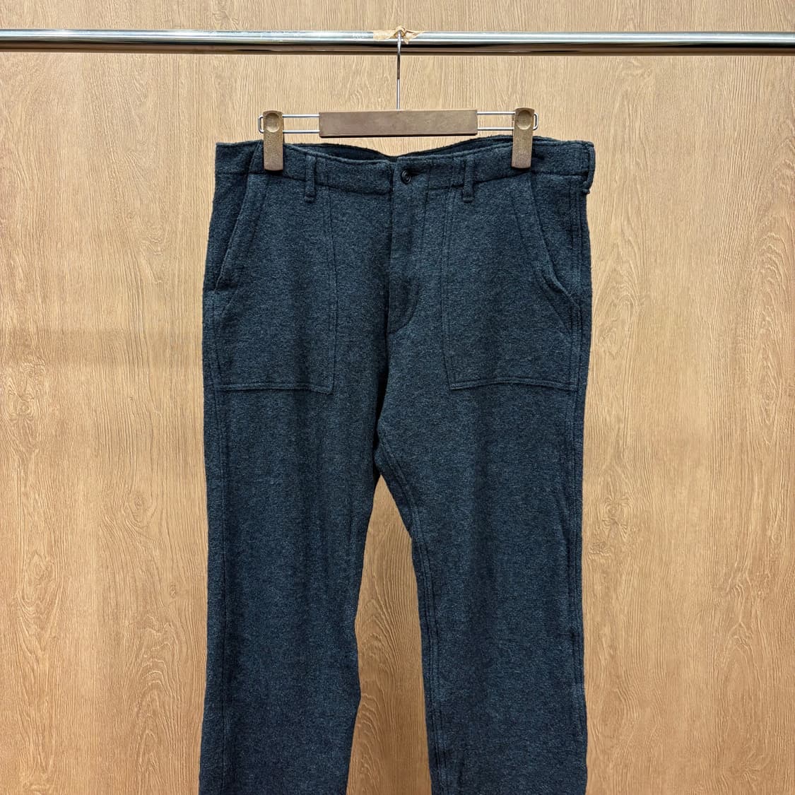 단톤 울 블렌드 워크 팬츠 사각 패치 포켓 로고 패치 버튼 디테일 차콜 상품이미지4