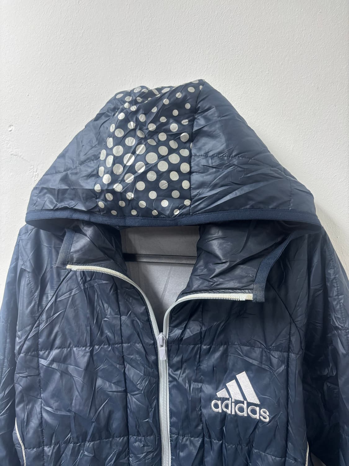 아디다스 네이비 도트패턴 후드 패딩 상품이미지2