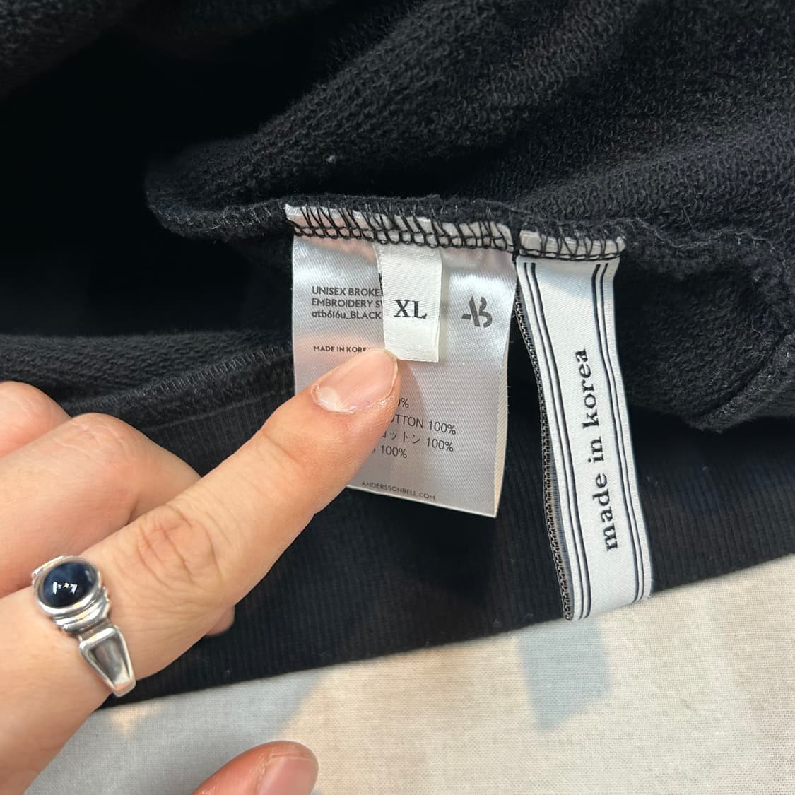 XL) 앤더슨벨 블랙 하트 자수 로고 맨투맨 상품이미지9