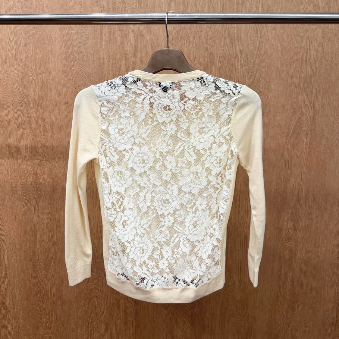 띠어리 니트 긴팔 플라워 패턴 레이스 언발란스 디테일 슬림핏 아이보리 상품이미지3