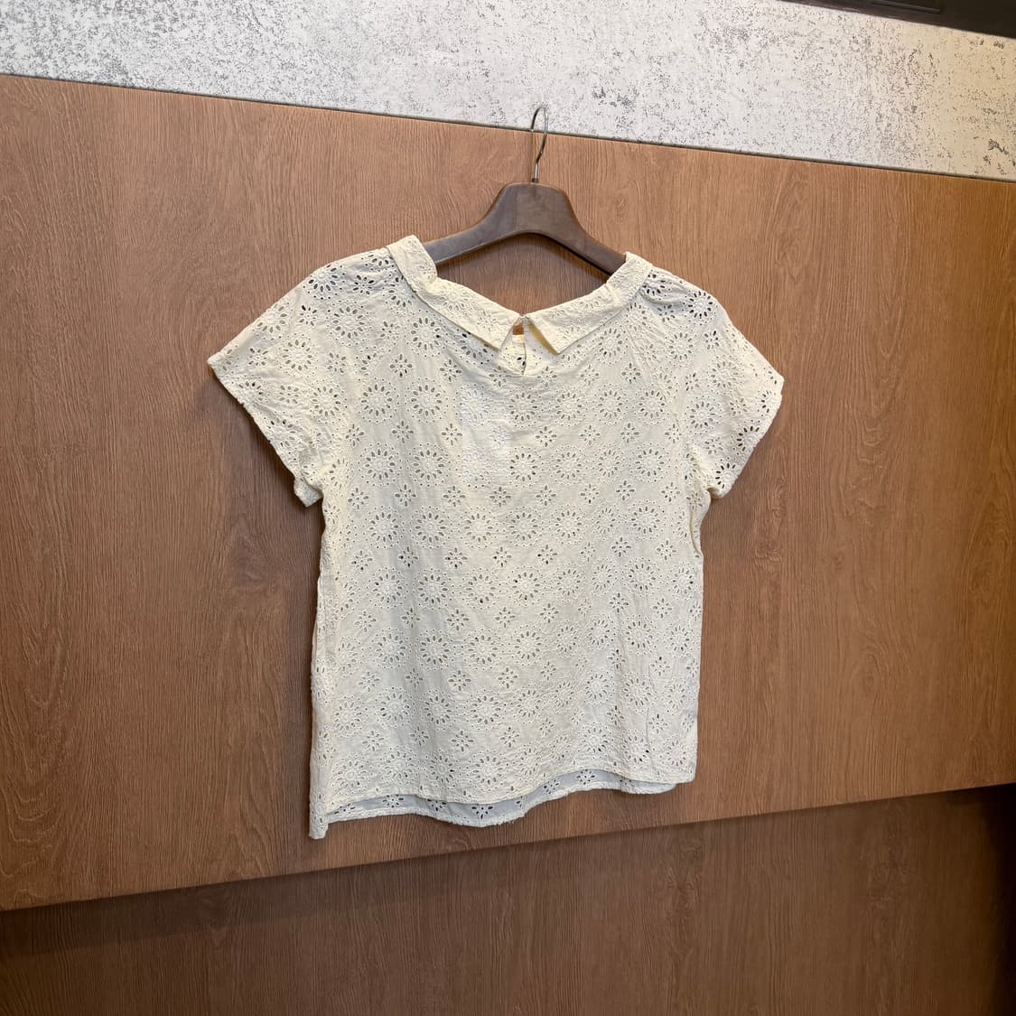 준코시마다 반팔 블라우스 플로럴 아일렛 펀칭 자수 레이스 디테일 아이보리 상품이미지2