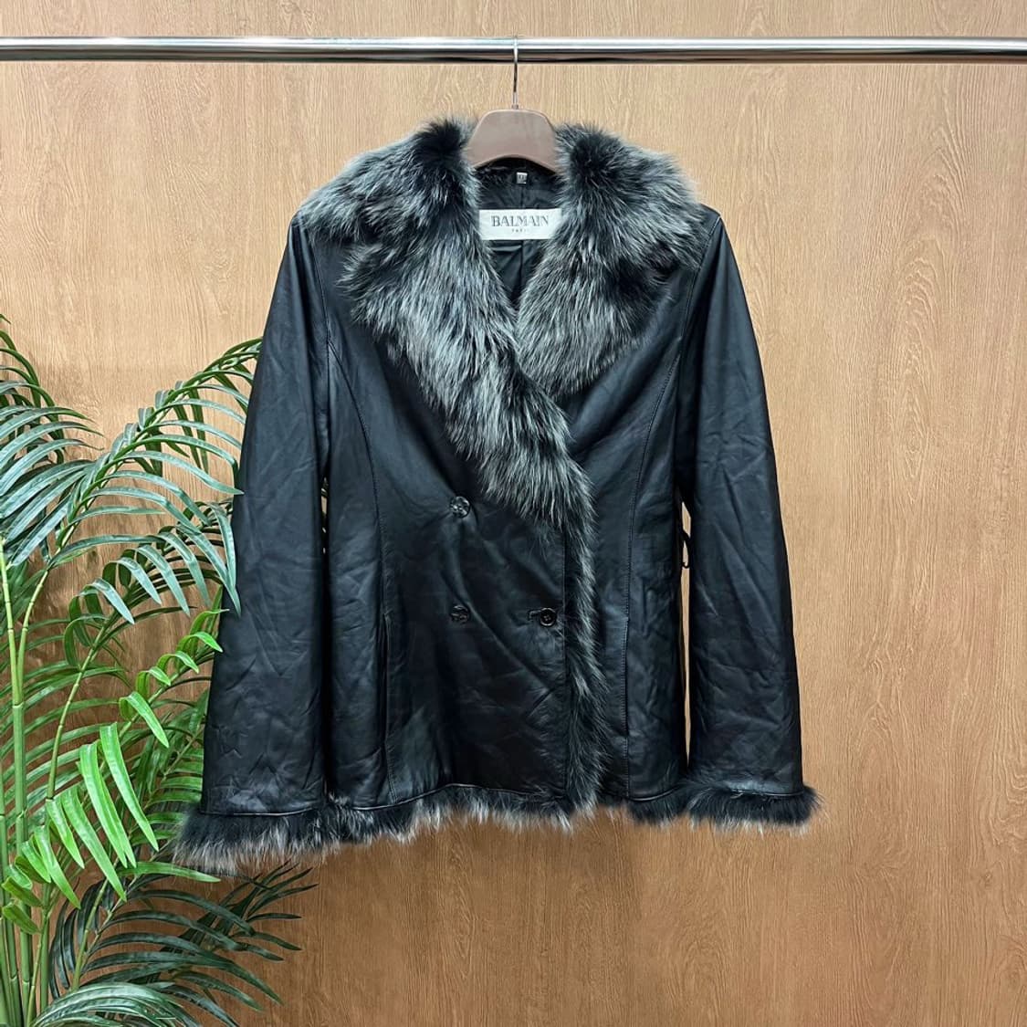 발망 레더 자켓 넥 라인 리얼 퍼 트리밍 더블 버튼 클로징 디테일 블랙 상품이미지1