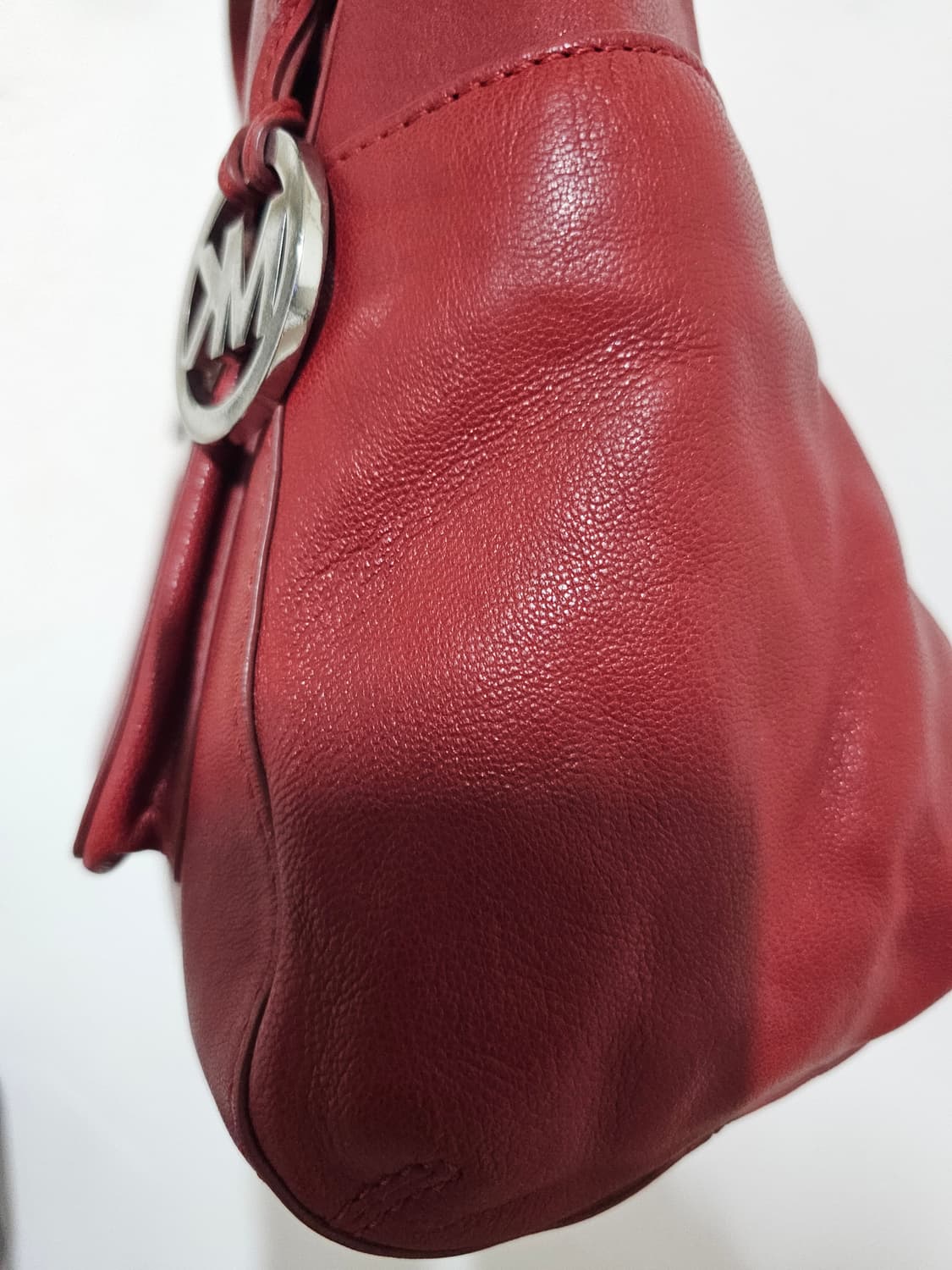 마이클코어스  버건디색상 소가죽 빈치지 숄더백 28*27*16 상품이미지8