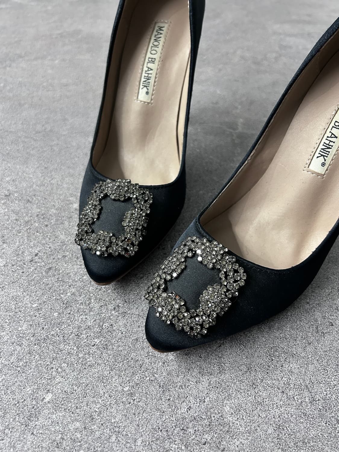 Manolo Blahnik 행기시 사틴 크리스탈 펌프스 상품이미지3