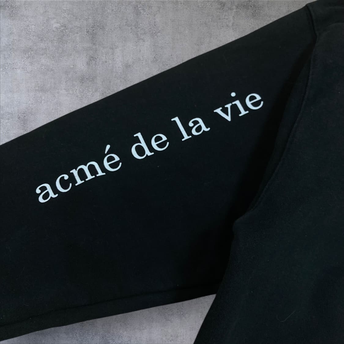 아크메드라비 베이비 페이스 빅로고 블랙 후드티 상품이미지3