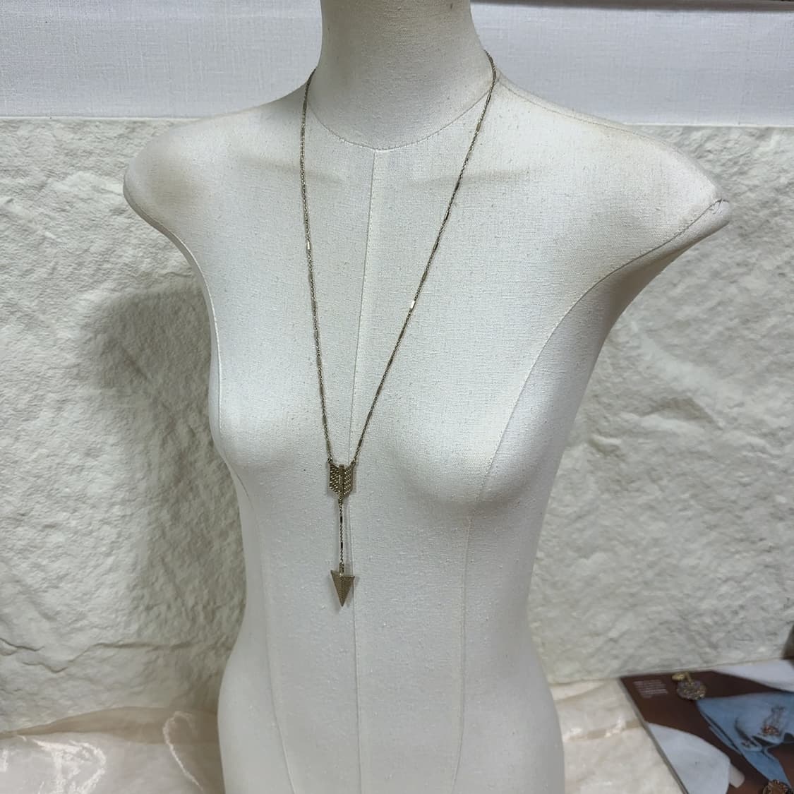 빈티지 양면착용 해머링 화살 목걸이 상품이미지1