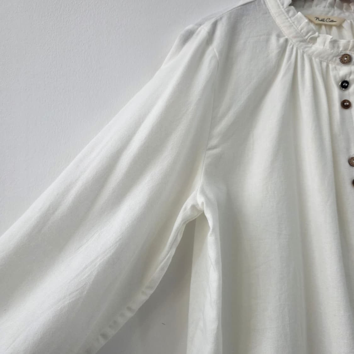 내추럴 아이보리 프릴넥 코튼 블라우스 상품이미지7
