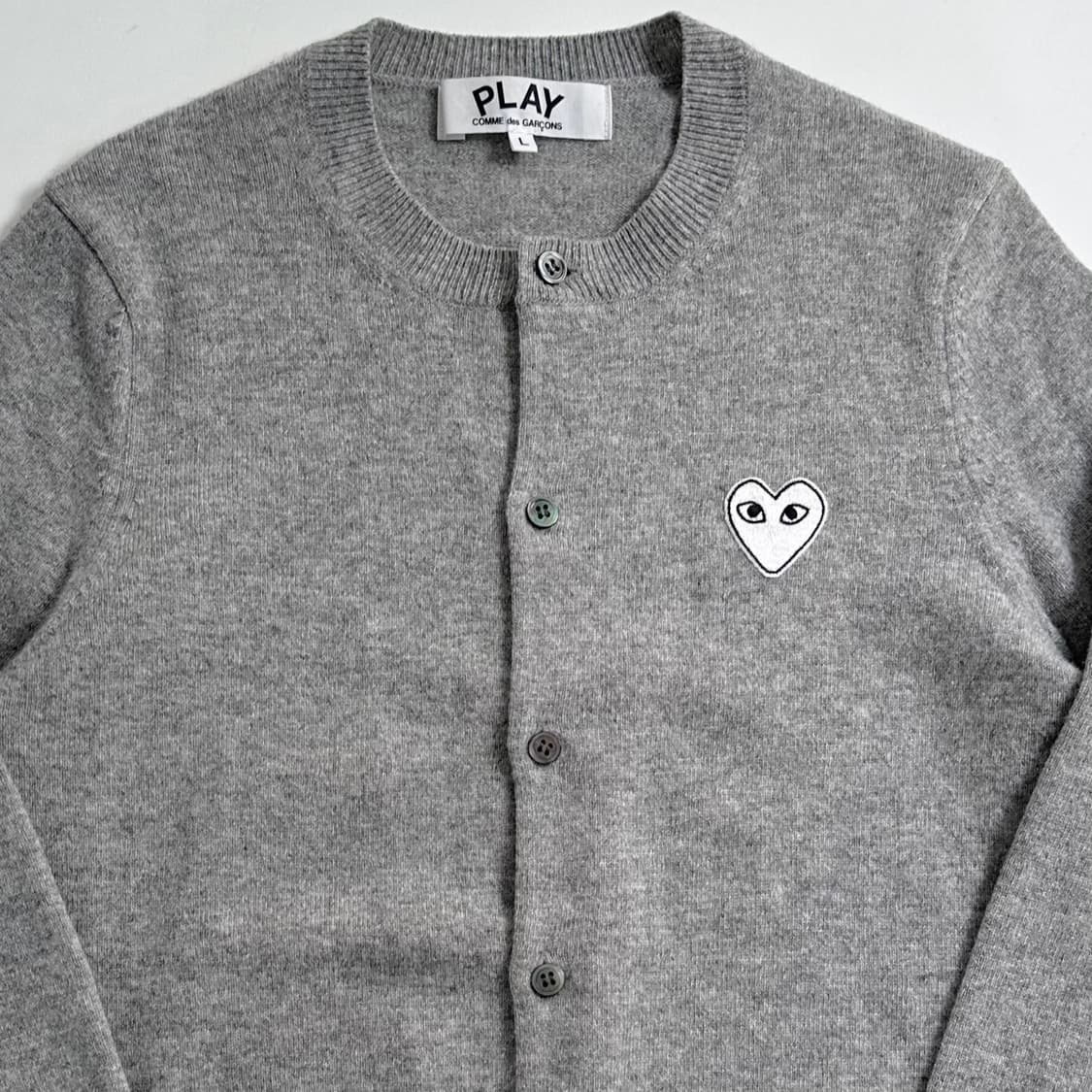 꼼데가르송 화이트 와펜 유넥 가디건 상품이미지2