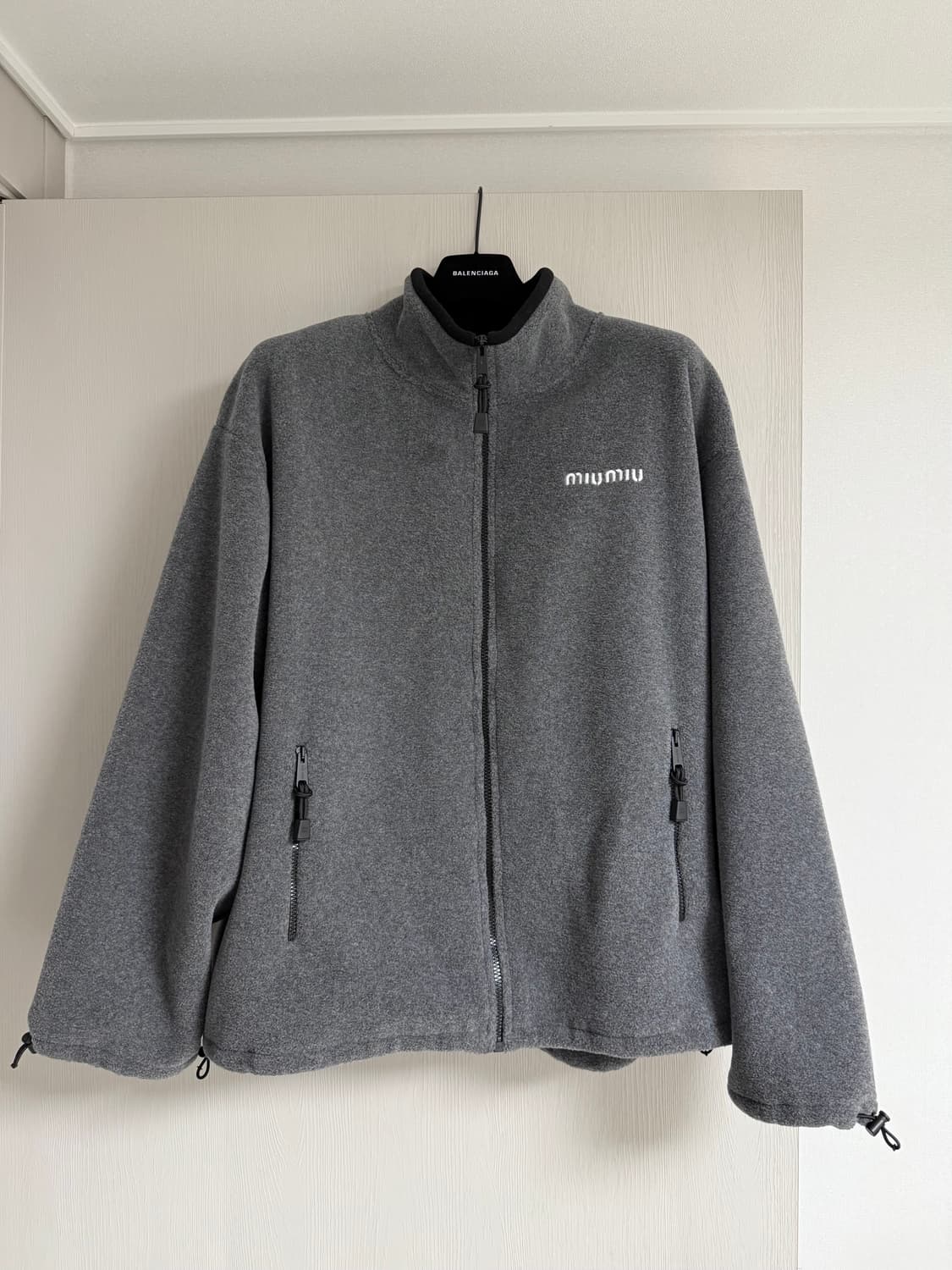 [L] 미우미우 플리스(후리스) 그레이 색상 상품이미지1