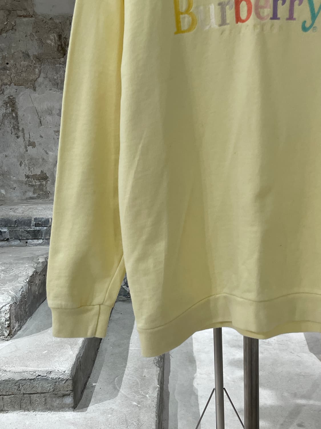 버버리 옐로우 폴리크롬 로고 크루넥 스웻 셔츠 상품이미지4