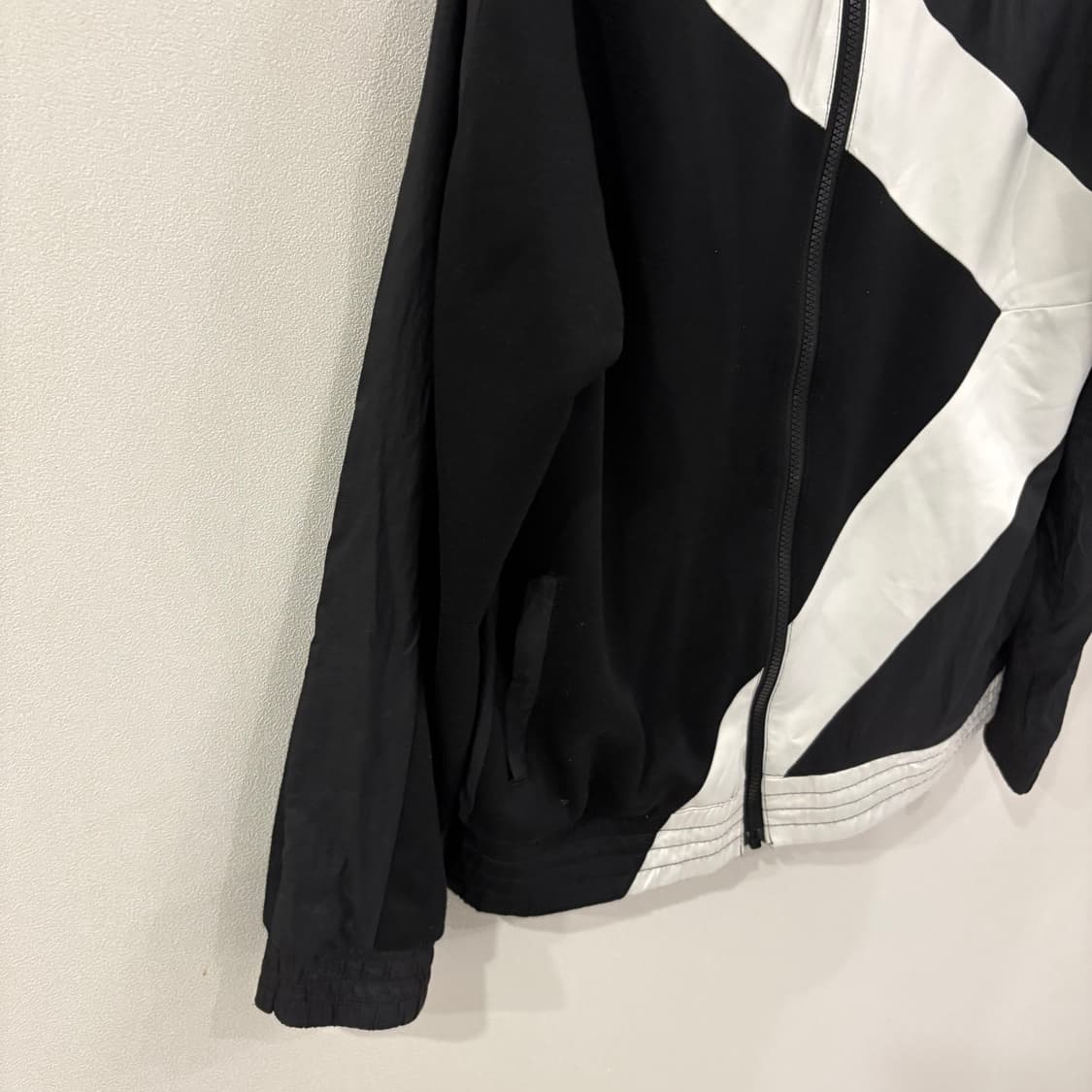조던 블랙 & 화이트 트랙 자켓 XL 상품이미지4